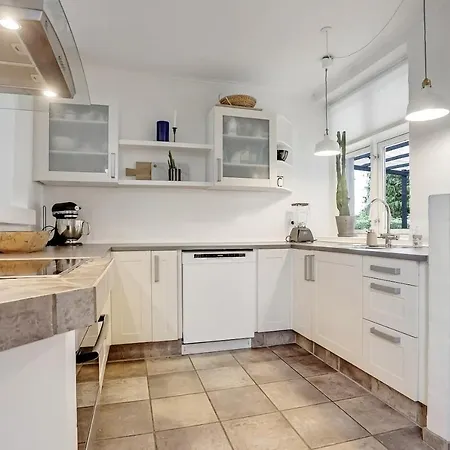 Moderniseret Bornevenligt Hus Taet Pa Forlystelser