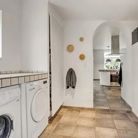 Moderniseret Bornevenligt Hus Taet Pa Forlystelser *